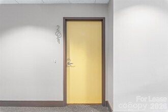 2200 Lyndhurst Ave, Unit 201 in Charlotte, NC - Foto de edificio - Building Photo