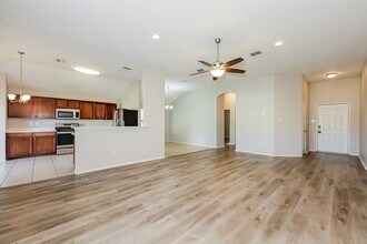 1357 Illinois Ave in Lancaster, TX - Foto de edificio - Building Photo