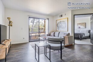 10983 Bluffside Dr in Los Angeles, CA - Building Photo