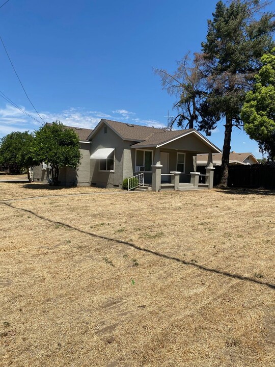 1422 Brayton Ave in Escalon, CA - Building Photo