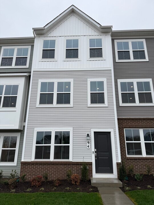 94 Rolling Branch Dr in Ranson, WV - Building Photo