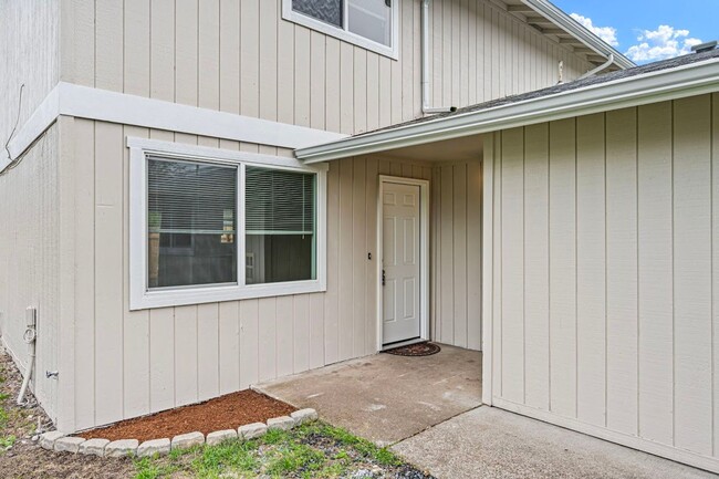 765 N Cloverleaf Loop in Springfield, OR - Foto de edificio - Building Photo