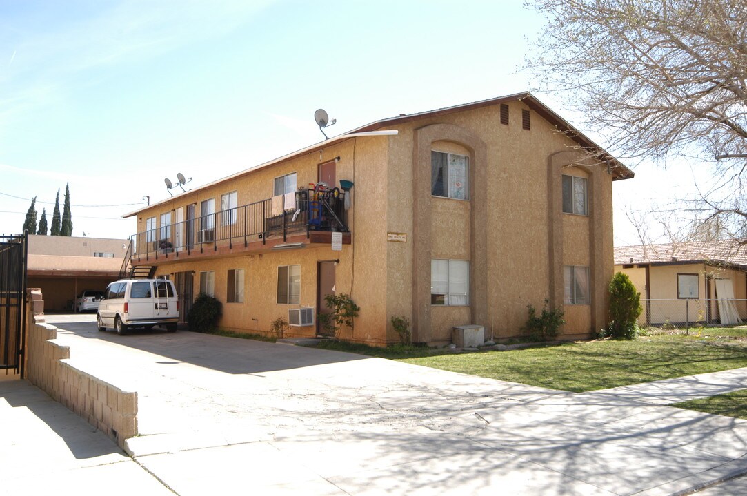 38558 4th St in Palmdale, CA - Foto de edificio