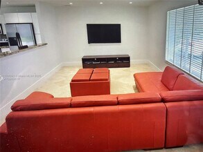 10900 SW 107th Ave in Miami, FL - Building Photo - Building Photo