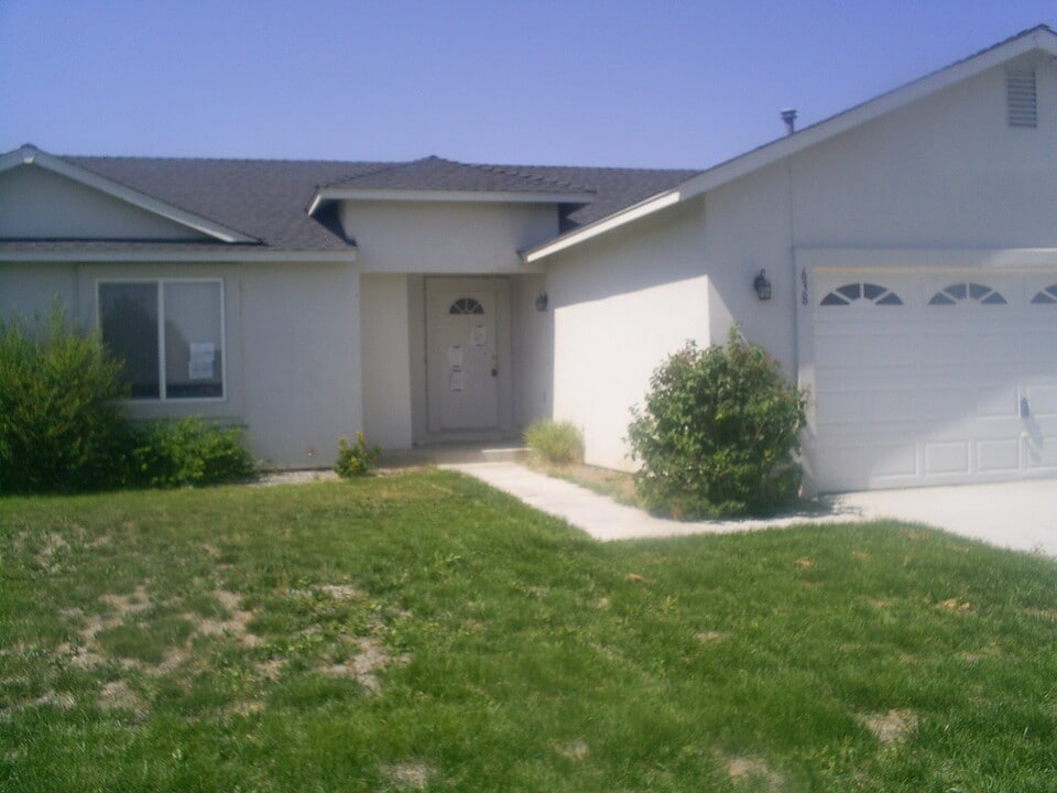 638 Wedge Ln in Fernley, NV - Building Photo