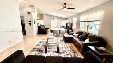 5470 Pine Cir in Coral Springs, FL - Building Photo - Building Photo