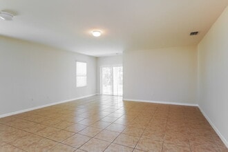 203 NE 9th Ave in Cape Coral, FL - Foto de edificio - Building Photo