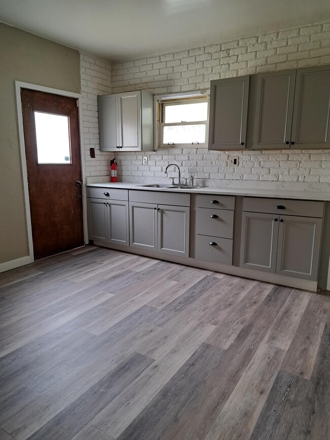 2016 Victoria Ave in New Kensington, PA - Building Photo - Building Photo