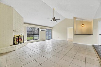 9842 Pinehurst St in Baytown, TX - Building Photo - Building Photo