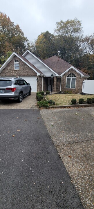 924 Stonebrook Dr in Paducah, KY - Building Photo