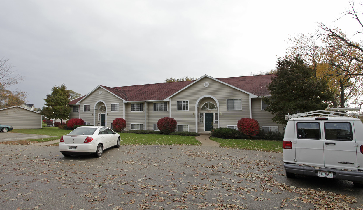 Town & Country Apartments in Delavan, WI - Building Photo