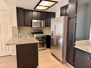 10740 Lawler St, Unit 10 in Los Angeles, CA - Foto de edificio - Building Photo