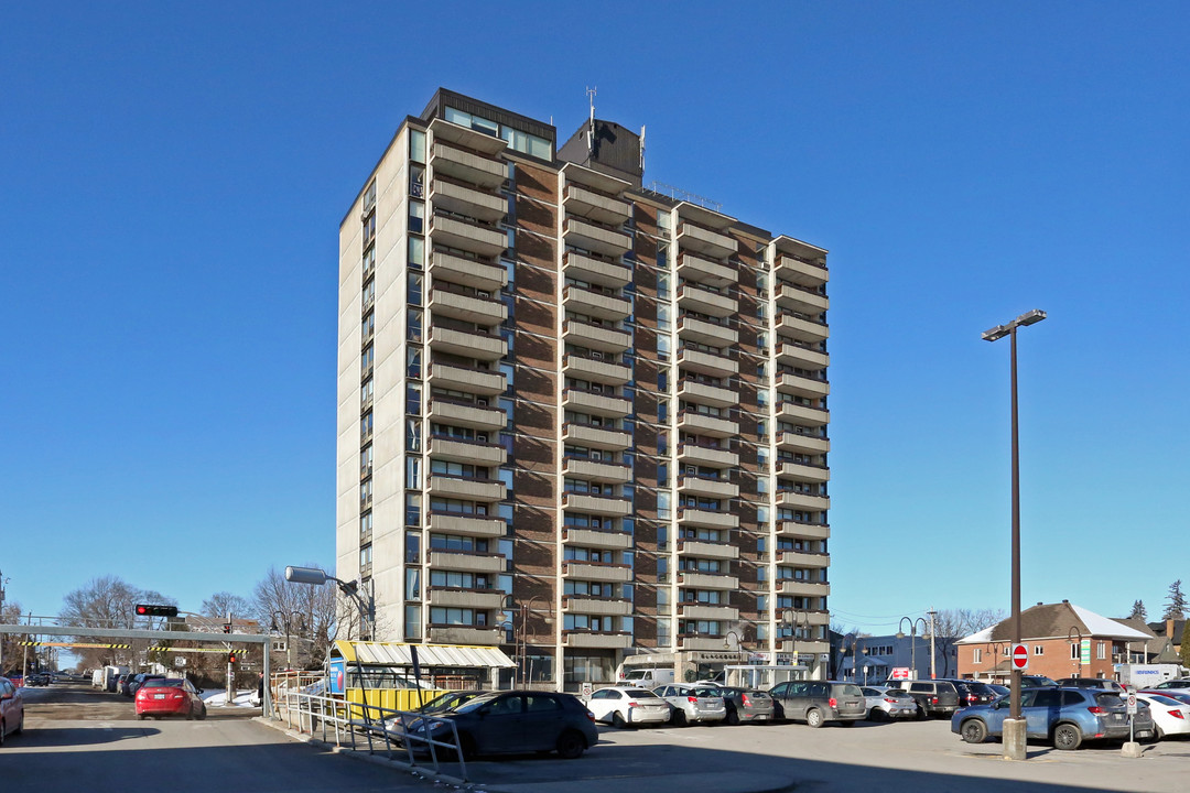 Place Backburn Apartments in Gatineau, QC - Building Photo