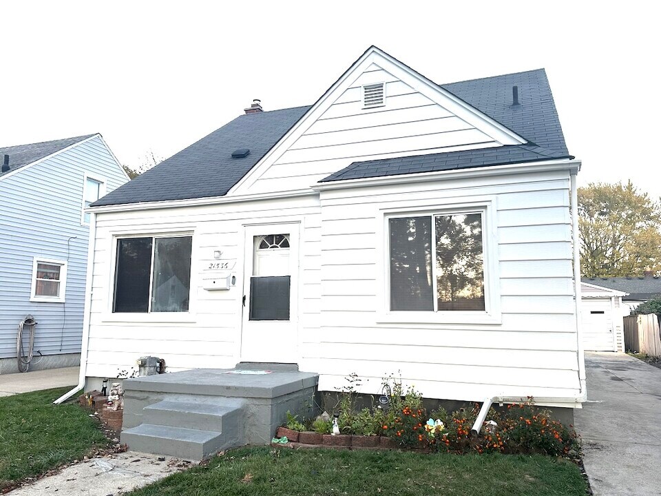 21536 Panama St in Warren, MI - Building Photo