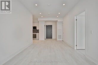 2916 Hwy 7 in Vaughan, ON - Building Photo - Building Photo