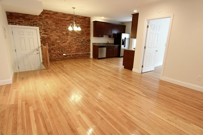 12 Homer St, Unit 3 in Brookline, MA - Foto de edificio - Building Photo