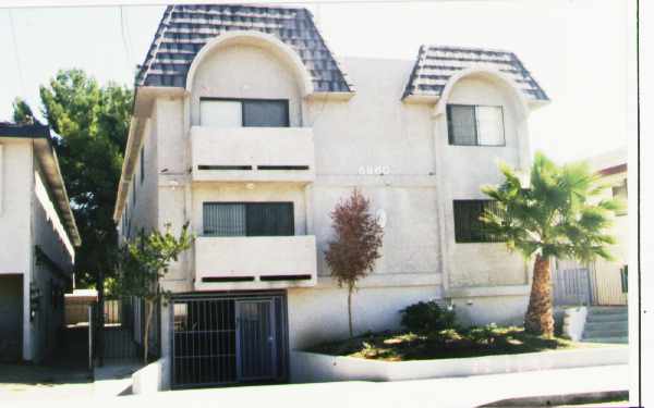 6860 Woodley Ave in Van Nuys, CA - Building Photo