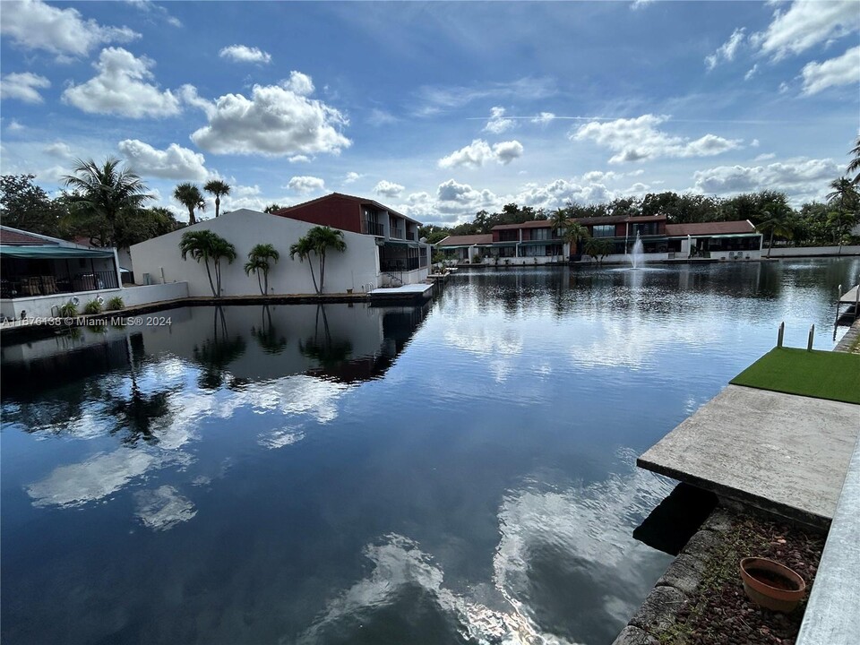 15209 Loch Isle Dr W in Hialeah, FL - Foto de edificio