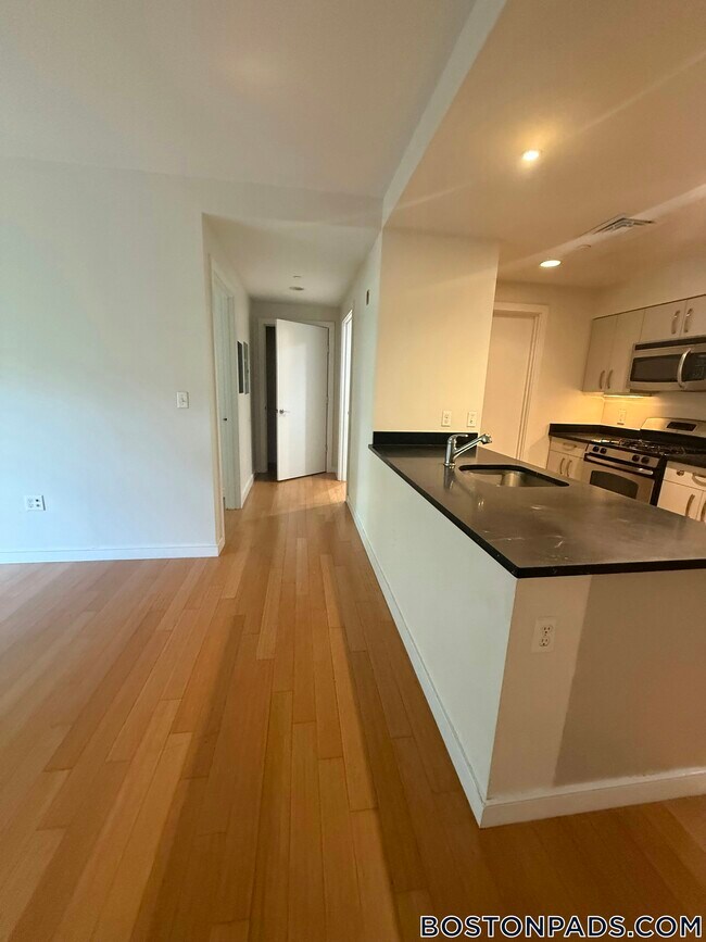 601 Albany St, Unit 406 in Boston, MA - Foto de edificio - Building Photo