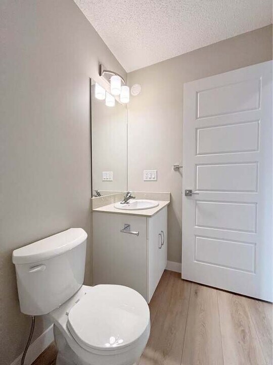 20724-20742 42 Avenue NW in Edmonton, AB - Building Photo