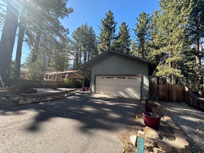 2695 Clear Creek Rd in South Lake Tahoe, CA - Building Photo - Building Photo