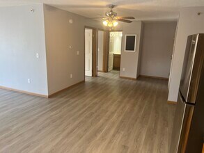 431 Central AVE W, Unit 301 in Mora, MN - Foto de edificio - Building Photo