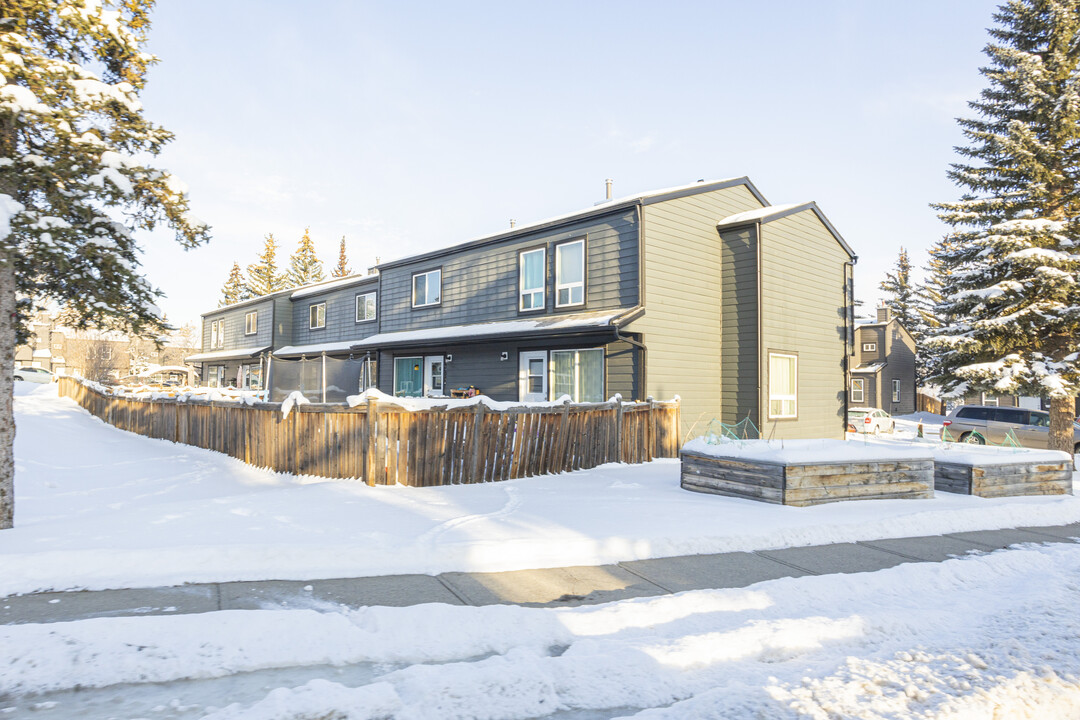 17 Beacham Rd NW in Calgary, AB - Building Photo