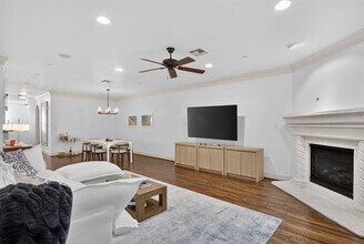 5801 Hillcrest Ave in Dallas, TX - Foto de edificio - Building Photo