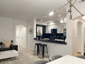 5037 Rosewood Ave, Unit 101 in Los Angeles, CA - Foto de edificio - Building Photo