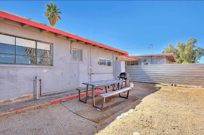 74768 Sunset Dr in Twentynine Palms, CA - Foto de edificio - Building Photo