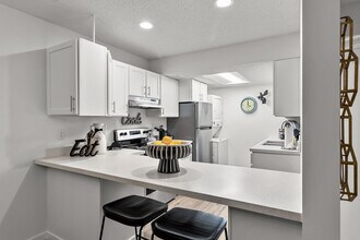 Saddlewood Park in Minnetonka, MN - Foto de edificio - Building Photo