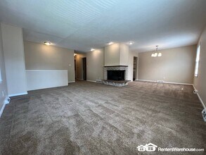 2501 Rocklyn Dr in Urbandale, IA - Building Photo - Building Photo