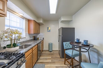 Cloverleaf Gardens in Woodbridge, NJ - Building Photo - Interior Photo