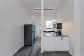 204 Gerrard St E in Toronto, ON - Building Photo - Building Photo