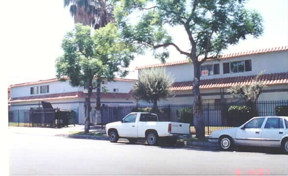 825-& 829 S Taylor Ave in Montebello, CA - Foto de edificio