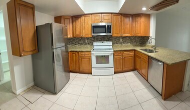 7801 NW 70th Ct in Tamarac, FL - Building Photo - Building Photo