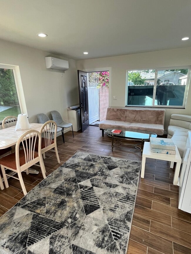 5955 Vanalden Ave in Tarzana, CA - Foto de edificio - Building Photo