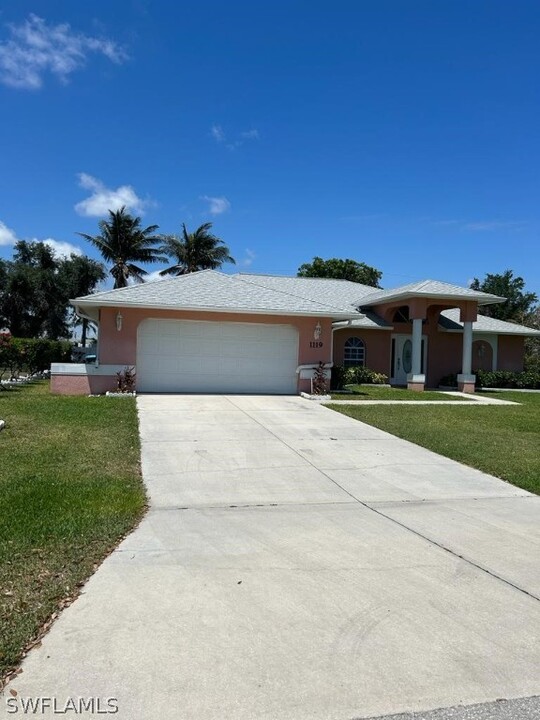 1119 SE 34th St in Cape Coral, FL - Foto de edificio