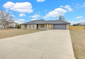 131 Meadow Valley Loop in Jarrell, TX - Building Photo