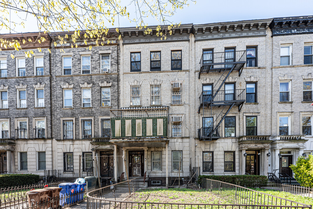 850 Eastern Parkway in Brooklyn, NY - Building Photo