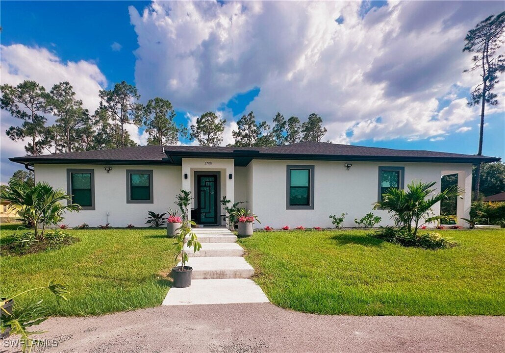 3708 12th Ave NE in Naples, FL - Building Photo