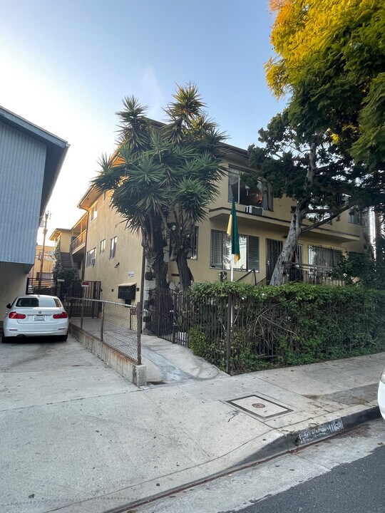 1049-1051 N Genesee Ave in West Hollywood, CA - Foto de edificio