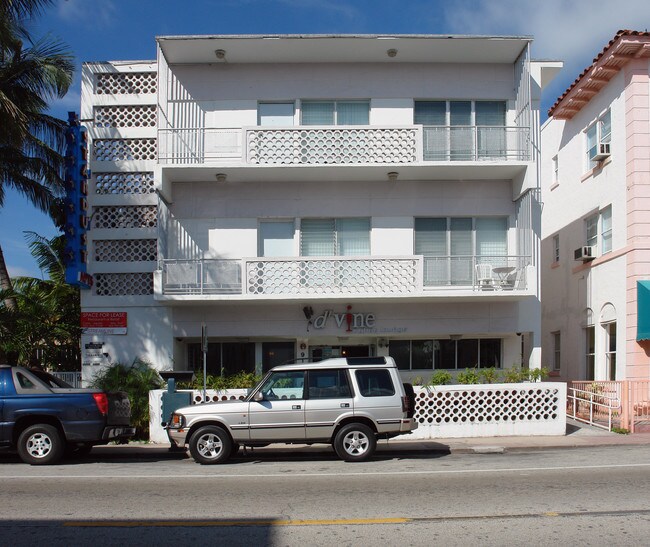 910 Collins Ave in Miami Beach, FL - Building Photo - Building Photo