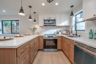 1972 S Corning St in Los Angeles, CA - Foto de edificio - Building Photo