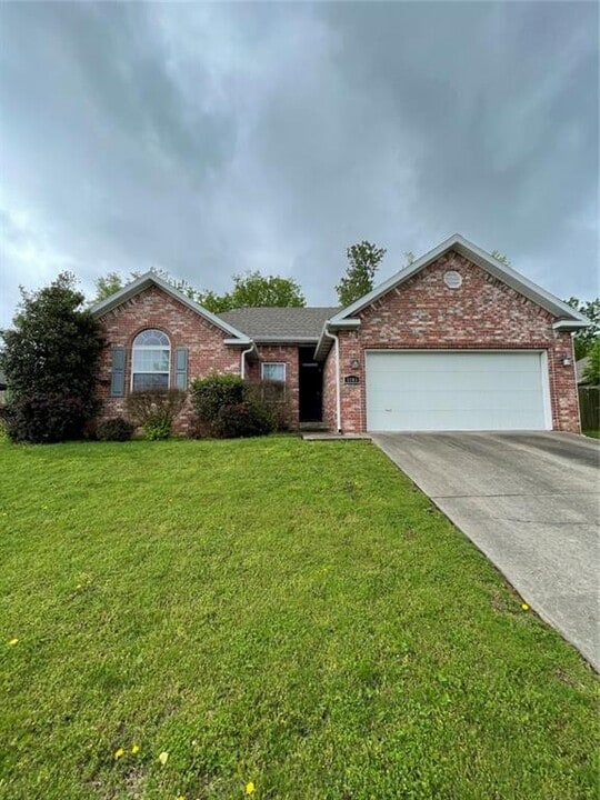 3593 W Clearwood Dr in Fayetteville, AR - Building Photo