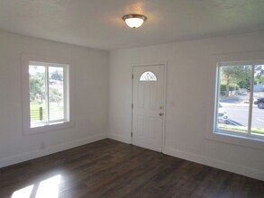 559 NE 2nd St-Unit -02 in Prineville, OR - Building Photo - Building Photo