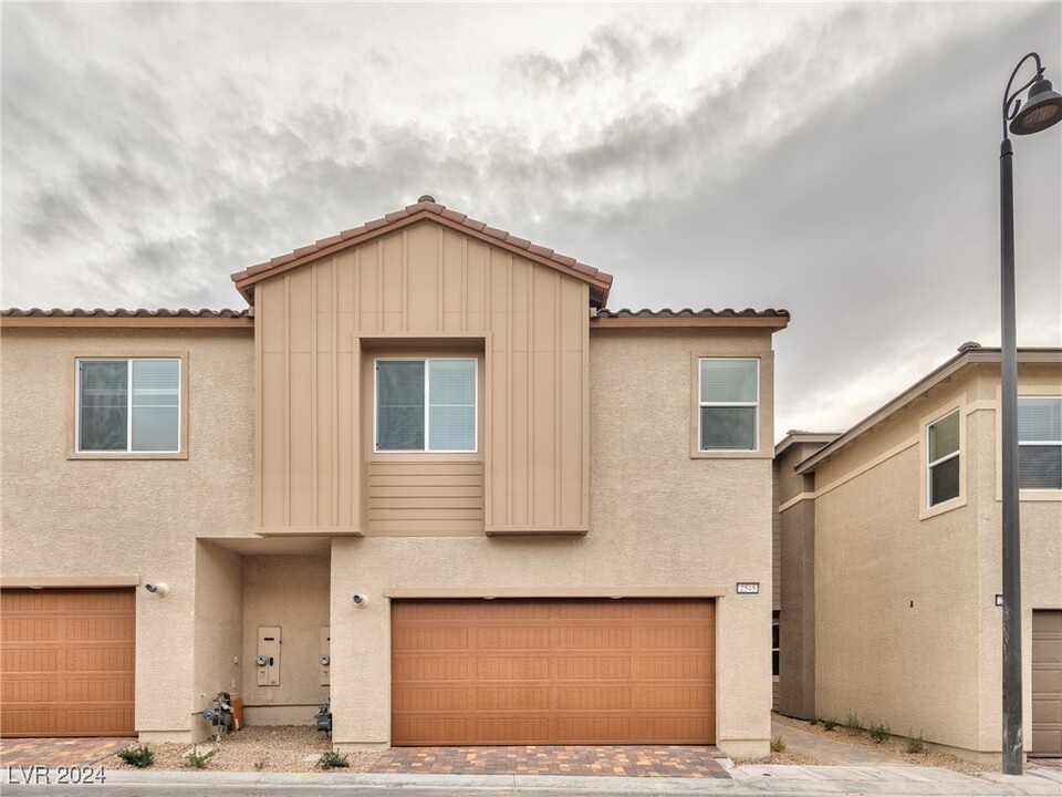 2545 Venetia Pointe St in Henderson, NV - Building Photo