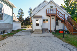 628 N 7th St, Unit Upper in Manitowoc, WI - Foto de edificio - Building Photo