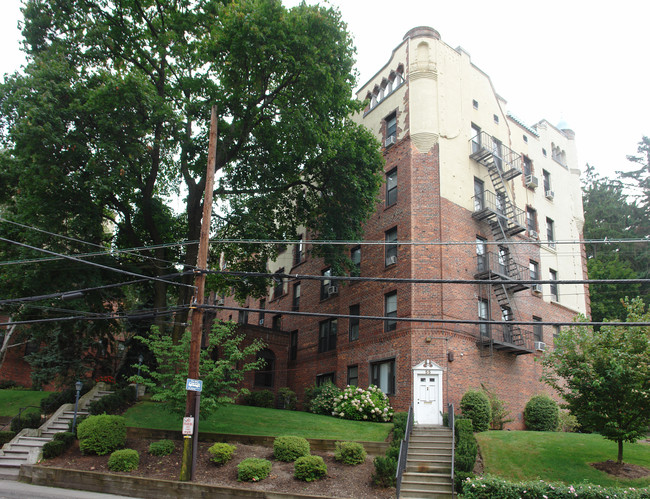 Hartsdale Towers in Hartsdale, NY - Building Photo - Building Photo