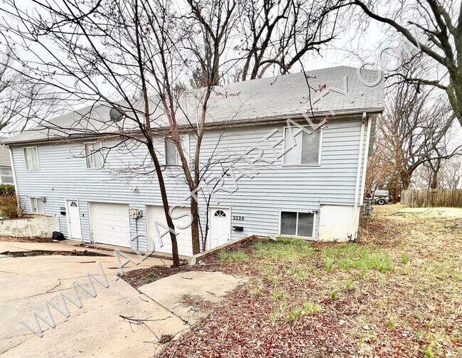 2220 S Vermont Ave in Independence, MO - Building Photo - Building Photo